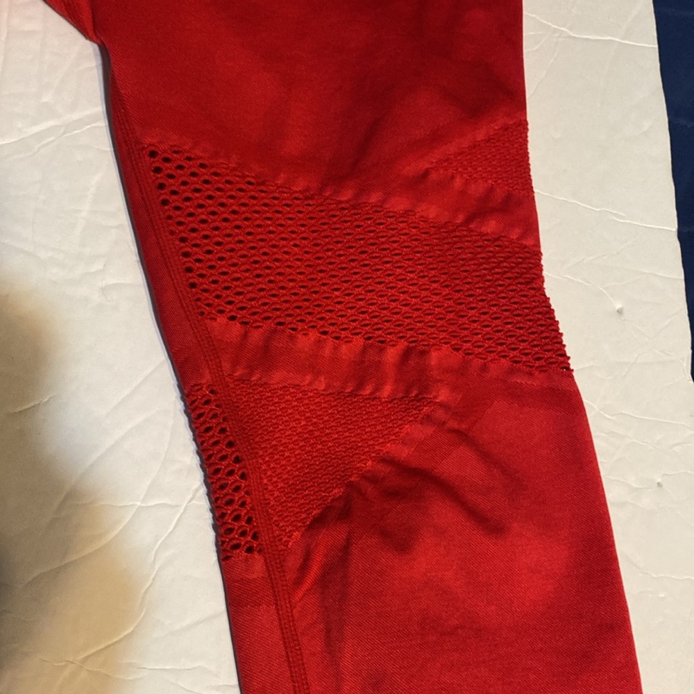NWOT Fabletics Vibrant Red Women’s cropped Leggings. Air vents on legs. - Picture 2 of 6